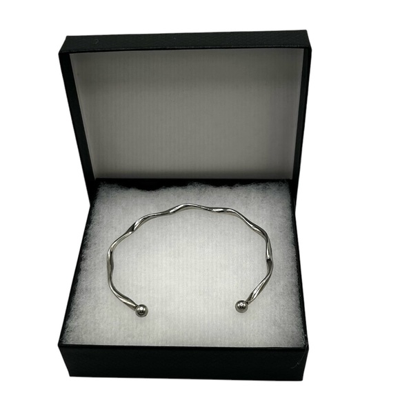 Gold or Silver Twist Design Open Cuff Bracelet. New - Picture 8 of 11